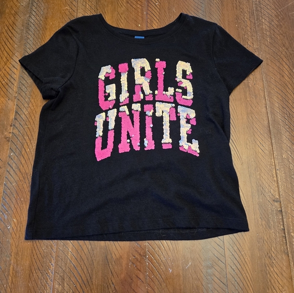 🎉5/$10 GIRLS UNITE tshirt M (8) - Picture 1 of 3